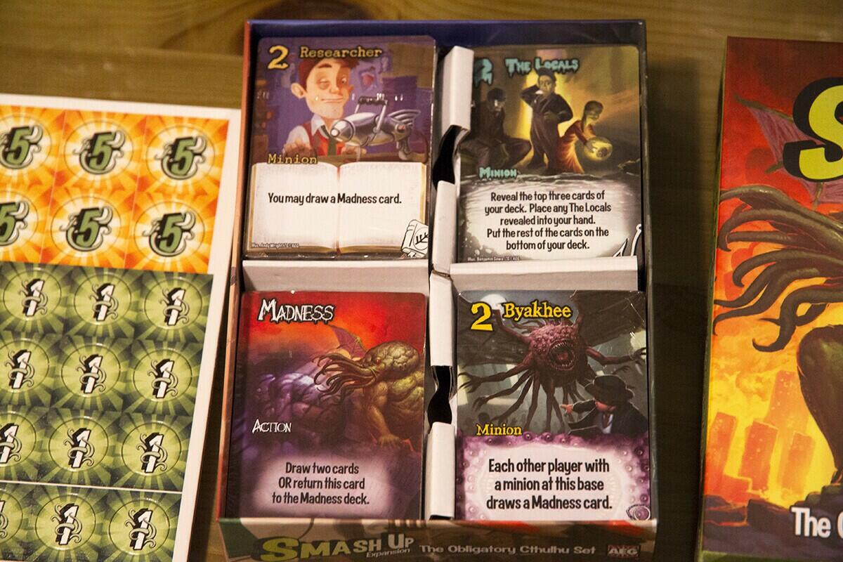 Smash Up: Cthulhu Fhtagn ! Contenu