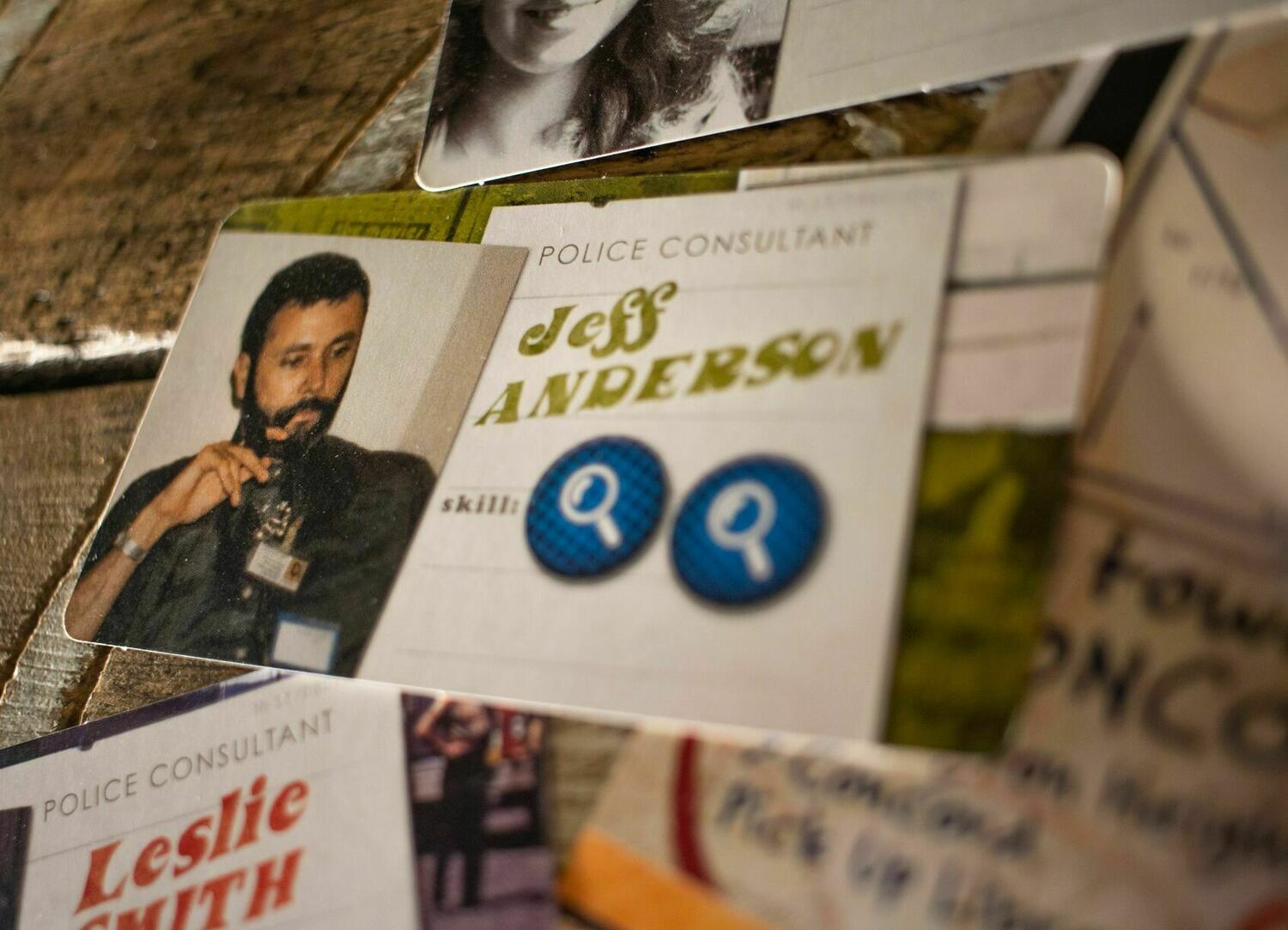 Détective: Un Jeu d'Enquête Moderne - Dig Deeper Zoom