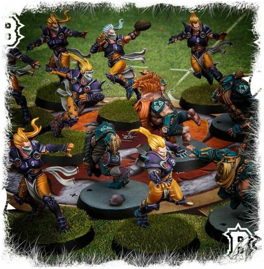 Blood Bowl: The Game of Fantasy Football - Elven Union Pitch Figurines