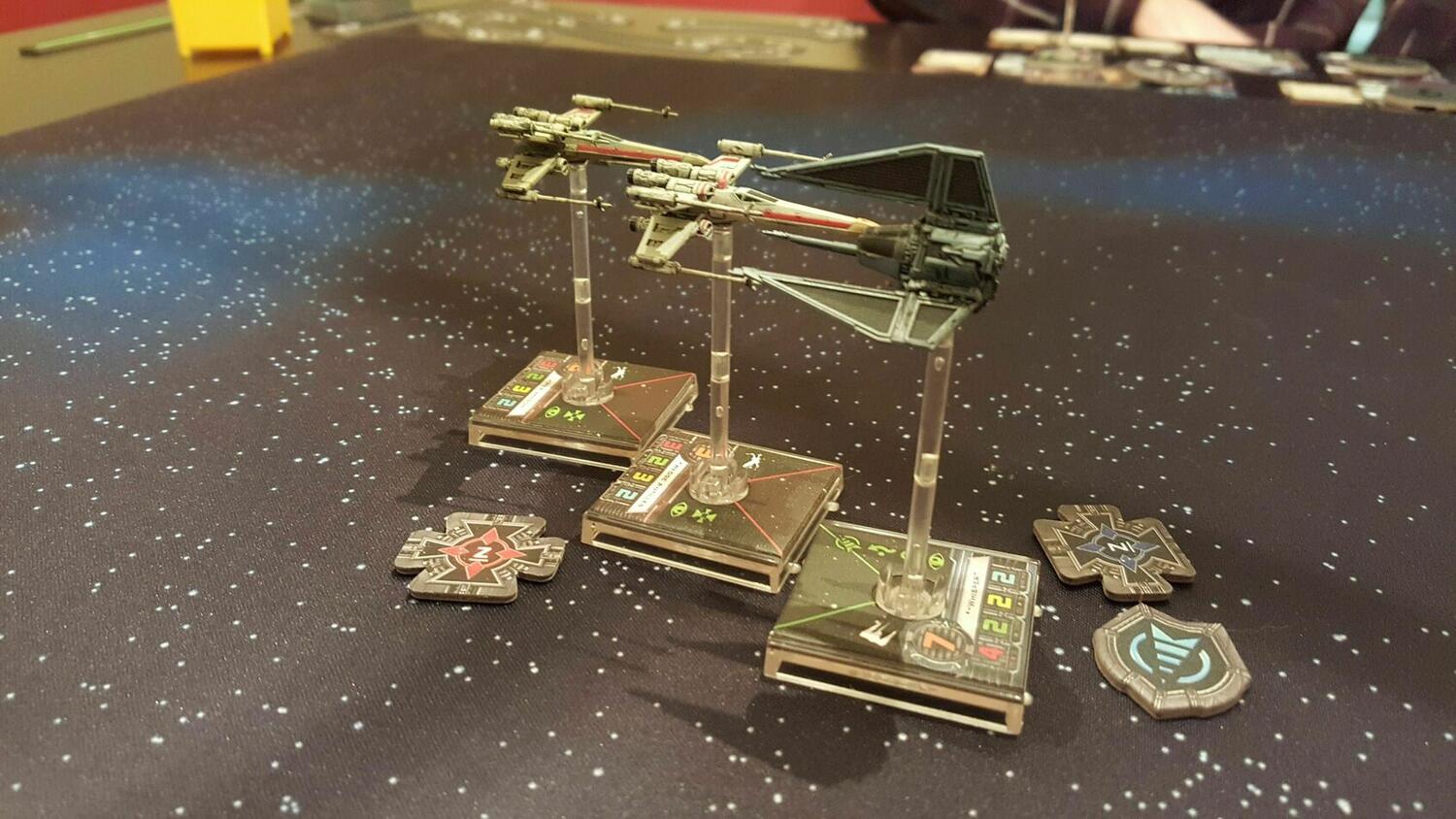 Star Wars: X-Wing - Le Jeu de Figurines - TIE Fantôme Eclate