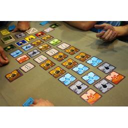 Haute Tension: Le Jeu de Cartes Eclate