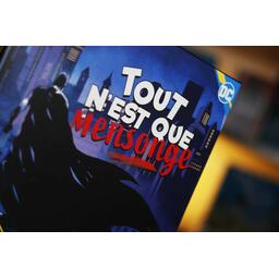 Détective: Tout n'est que Mensonge Zoom